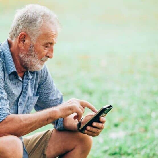 elderly_men_with_iphone.jpeg