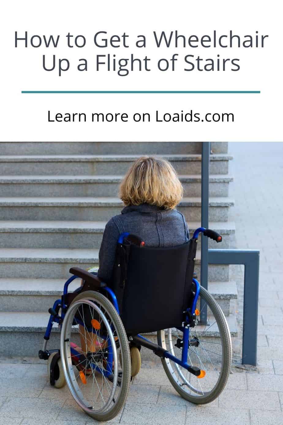 uma senhora pensando em como obter uma cadeira de rodas até um lance de escadas