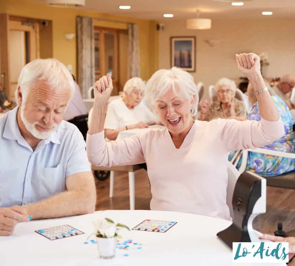 senior playing bingo games